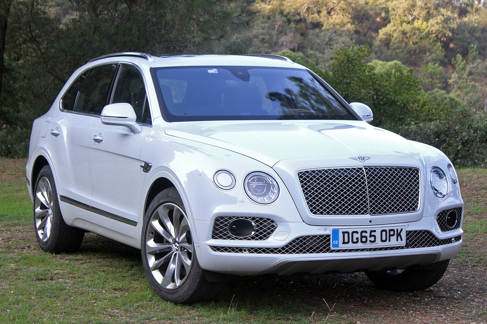 2016 Bentley Bentayga front 3/4 view