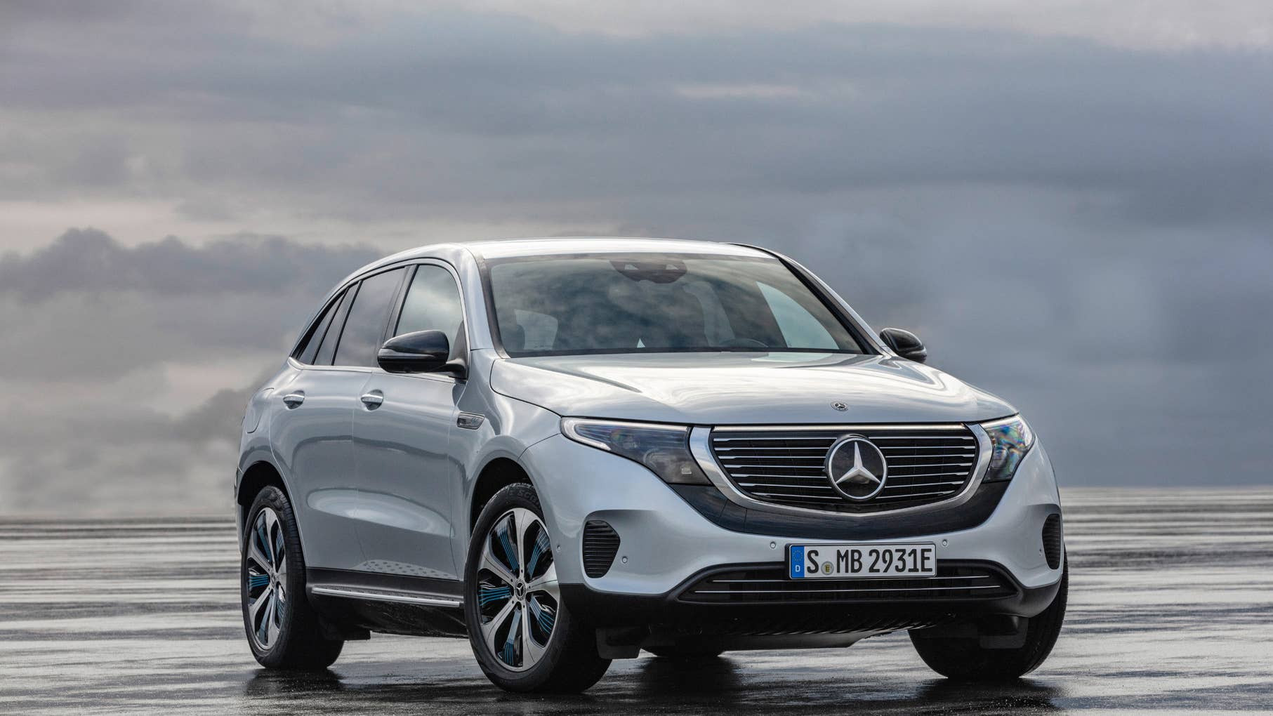 Mercedes-Benz EQC 400 4MATIC, (BR N293) / Hightechsilber / Interior: Electric Art / Der neue Mercedes-Benz EQC - der erste Mercedes-Benz der Produkt- und Technologiemarke EQ. Mit seinem nahtlosen klaren Design ist der EQC ein Vorreiter einer avantgardistischen Elektro-Ãsthetik mit wegweisenden Designdetails und markentypischen Farbakzenten auÃen wie innen. // Mercedes-Benz EQC 400 4MATIC, (BR N293) / hightech silver / Interior: Electric Art / The new Mercedes-Benz EQC - the first Mercedes-Benz under the product and technology brand EQ. With its seamless, clear design, the EQC is a pioneer for an avant-garde electric look with trailblazing design details and colour highlights typical of the brand both inside and out.