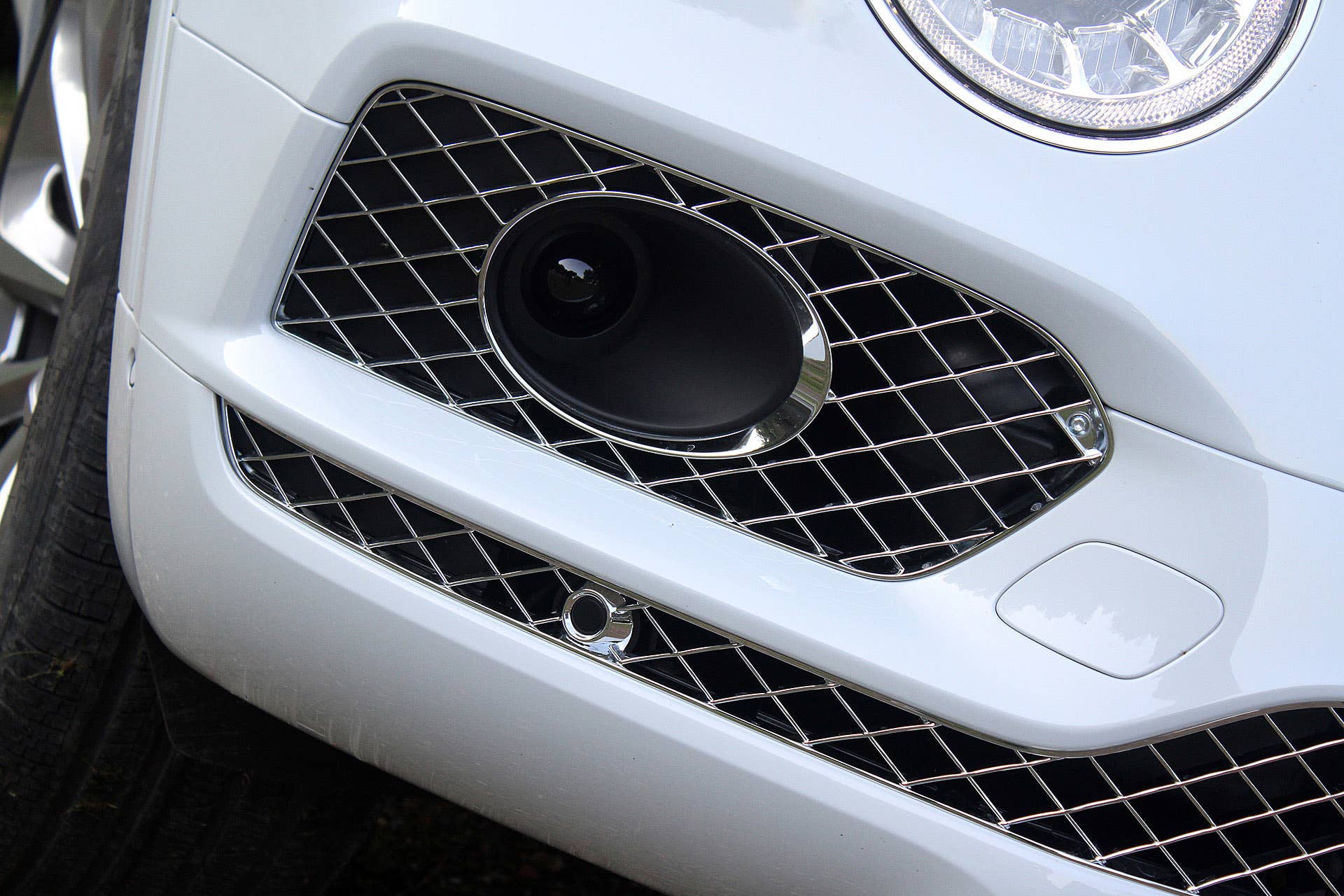 2016 Bentley Bentayga fog light