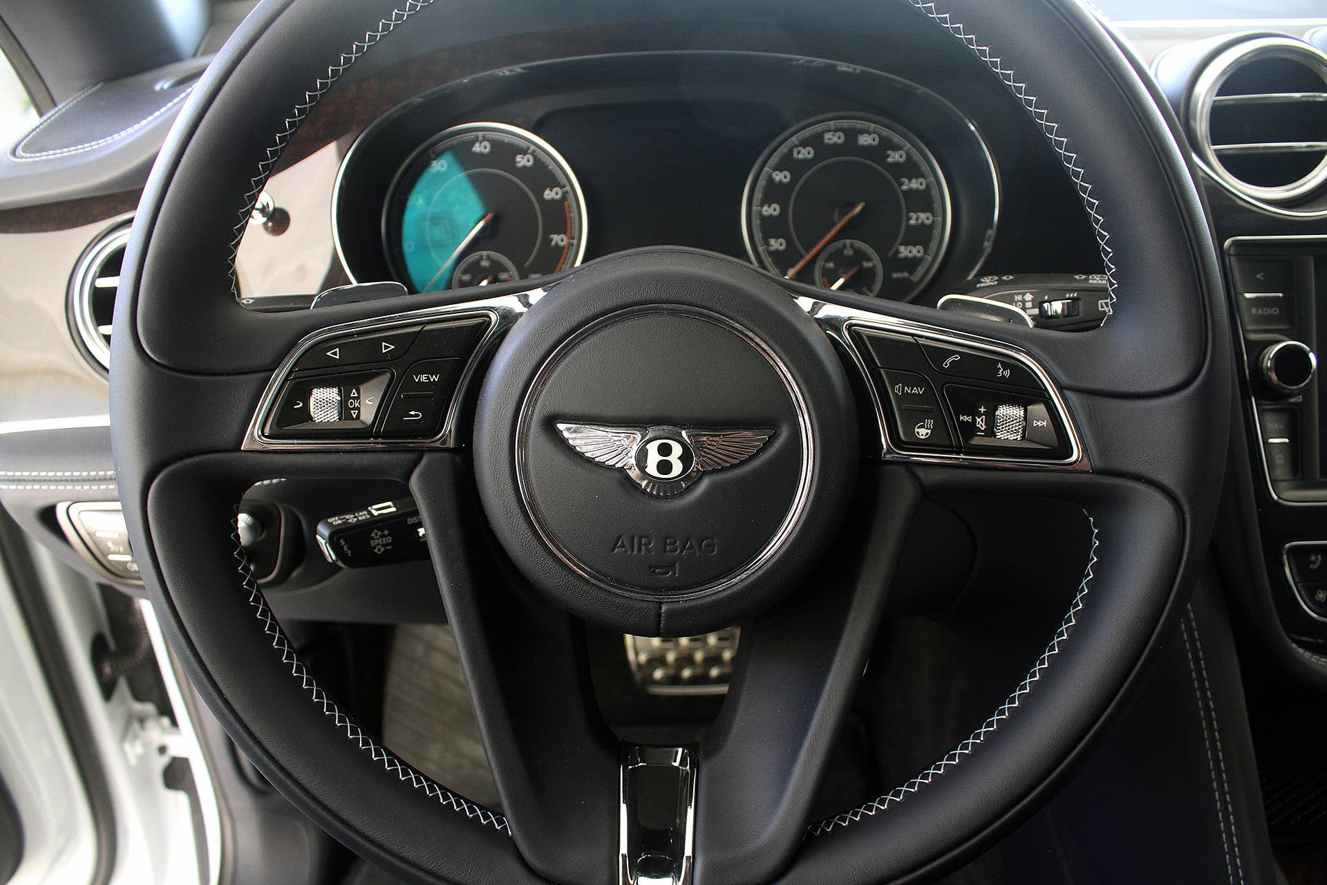 2016 Bentley Bentayga steering wheel