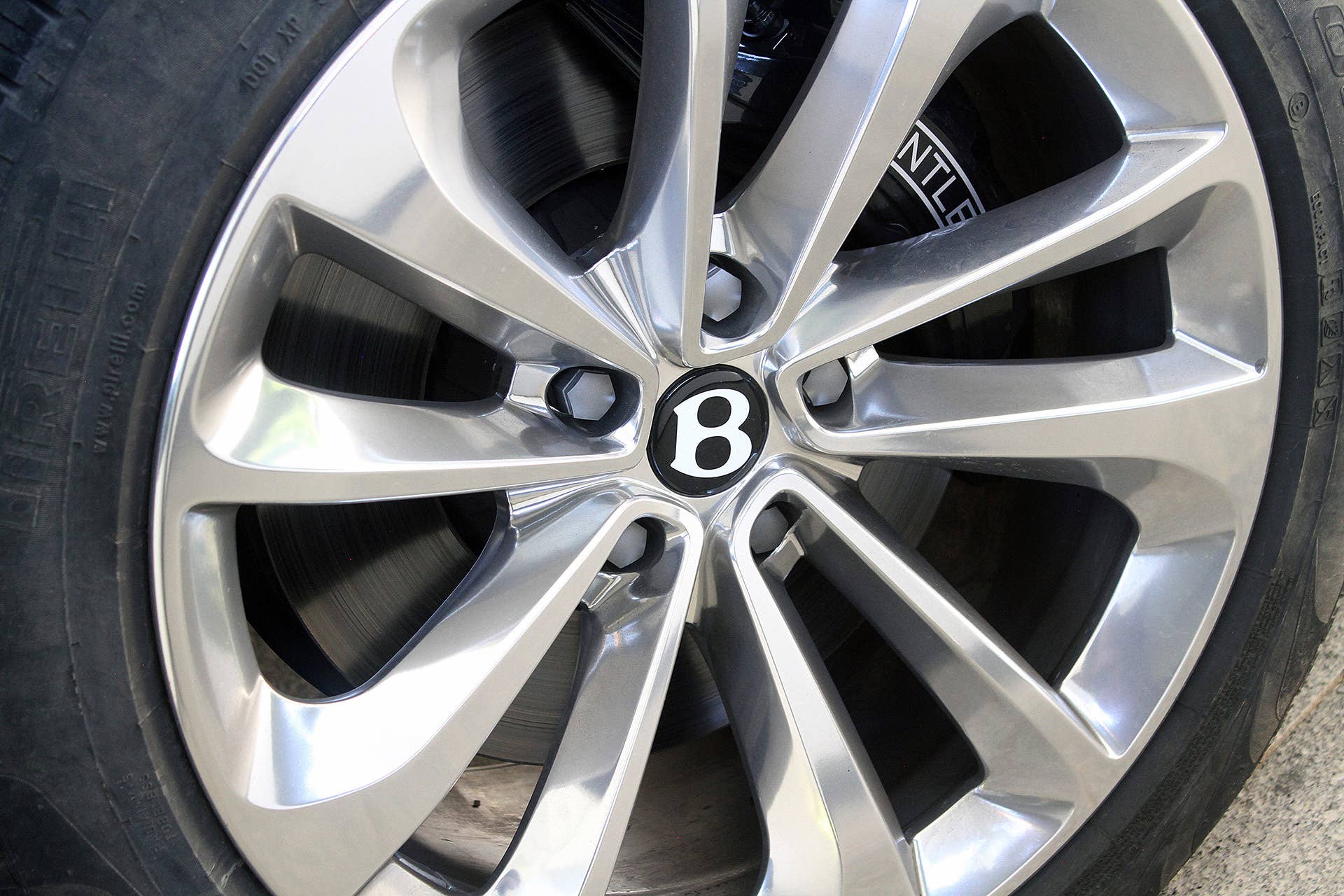 2016 Bentley Bentayga wheel