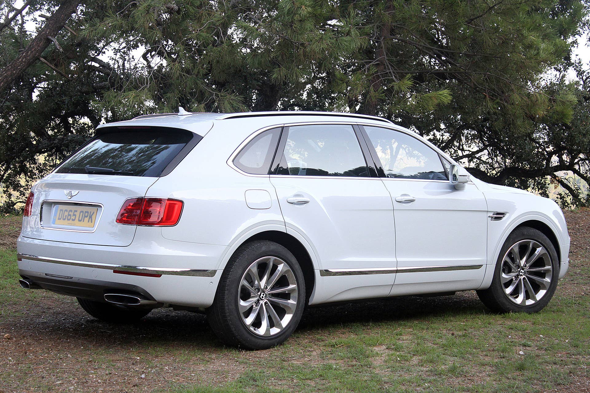 2016 Bentley Bentayga rear 3/4 view