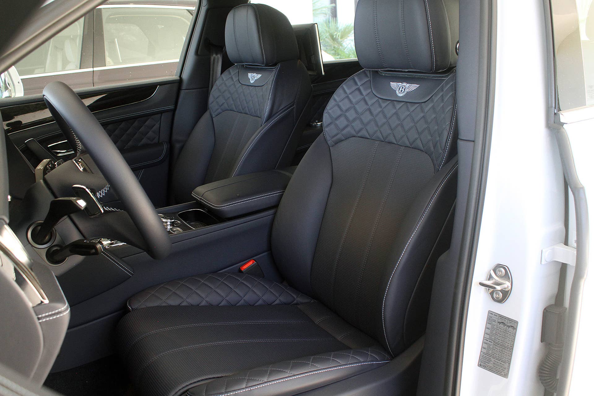 2016 Bentley Bentayga front seats