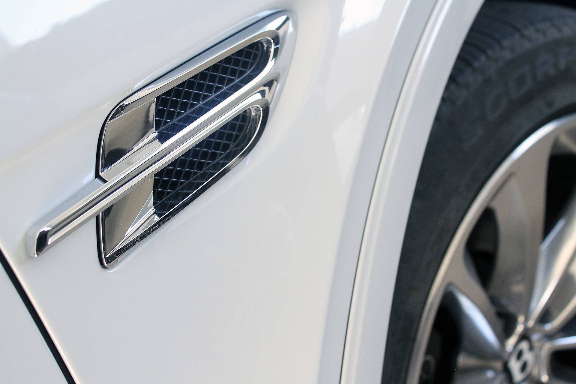 2016 Bentley Bentayga side vent