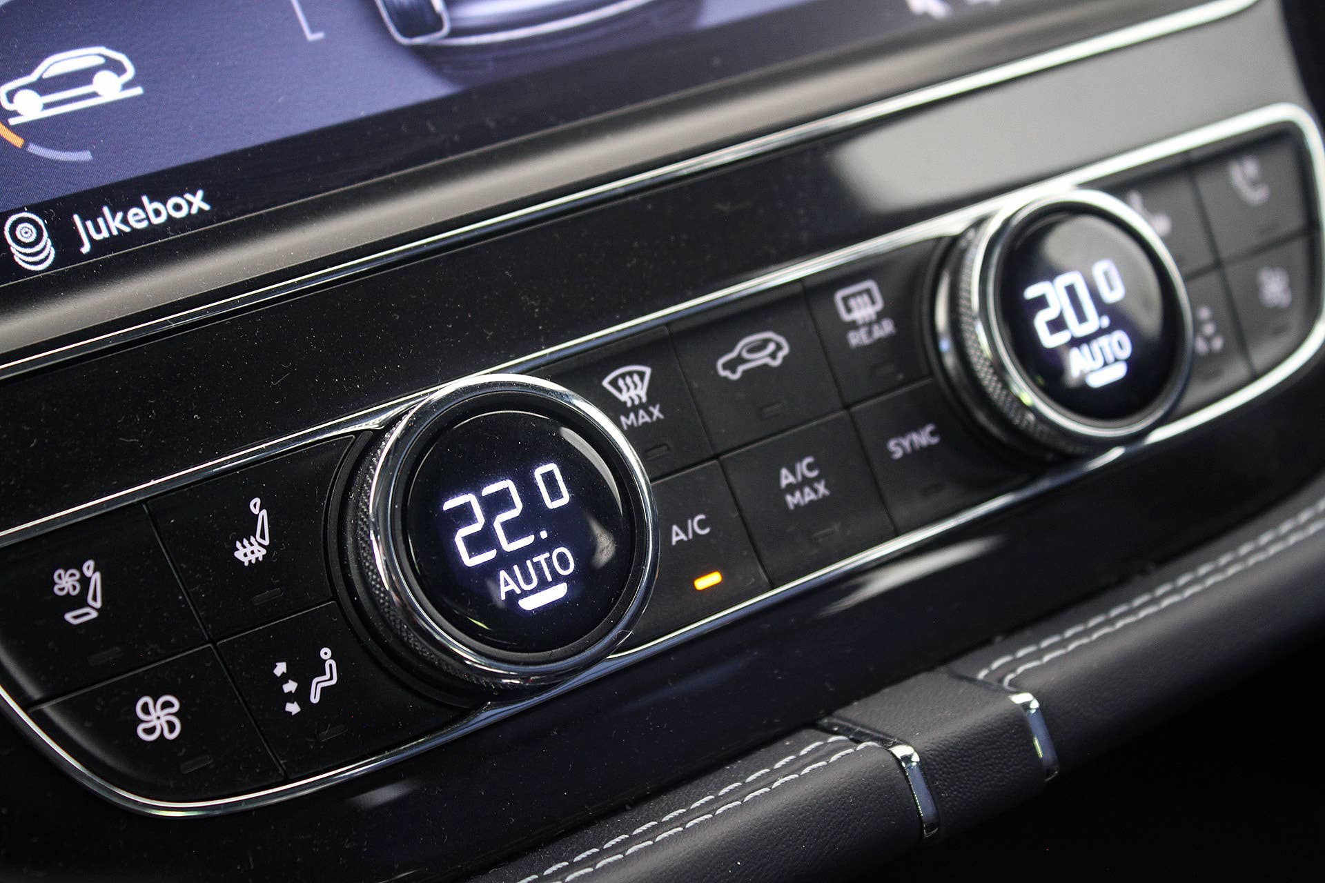2016 Bentley Bentayga climate controls