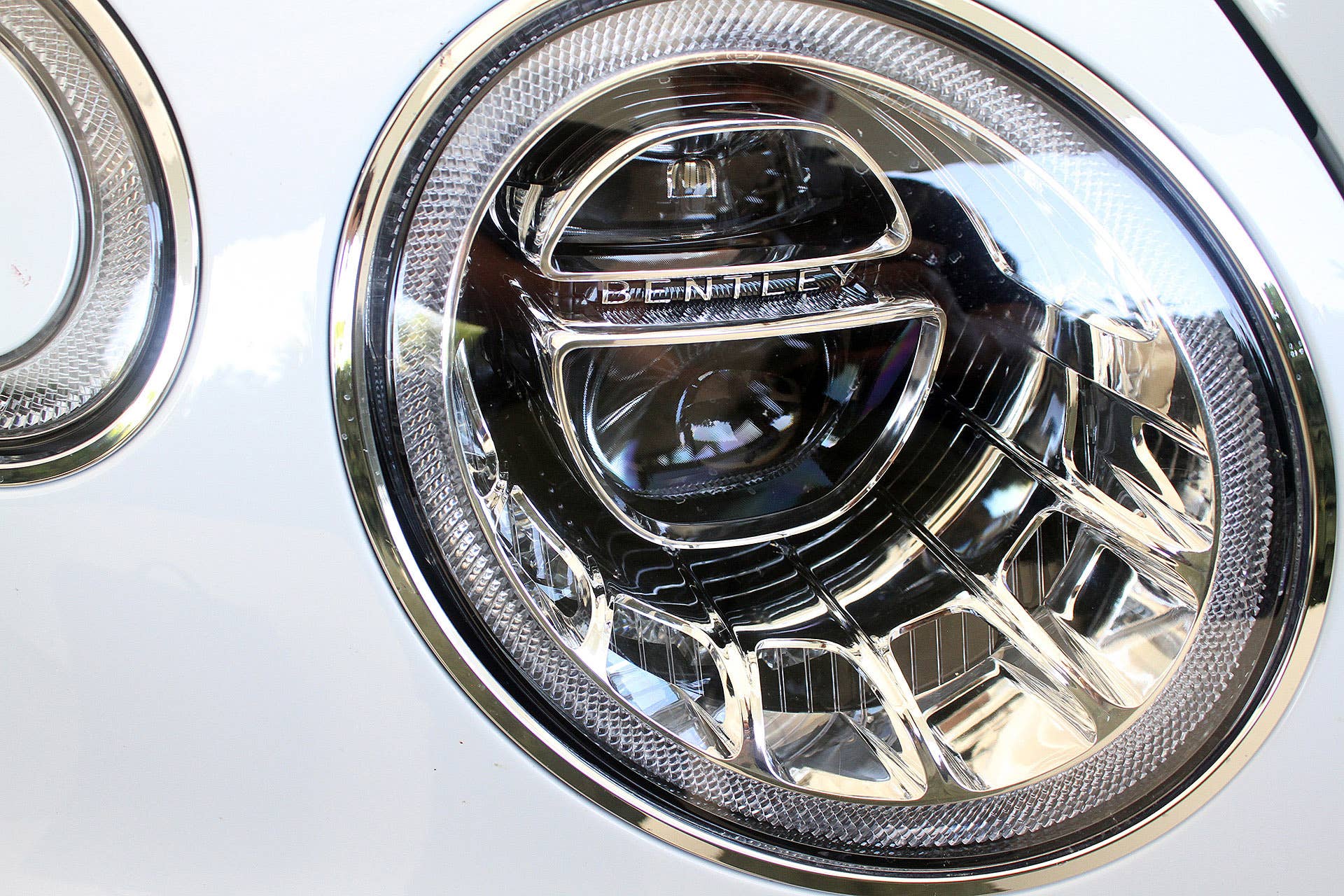 2016 Bentley Bentayga headlight