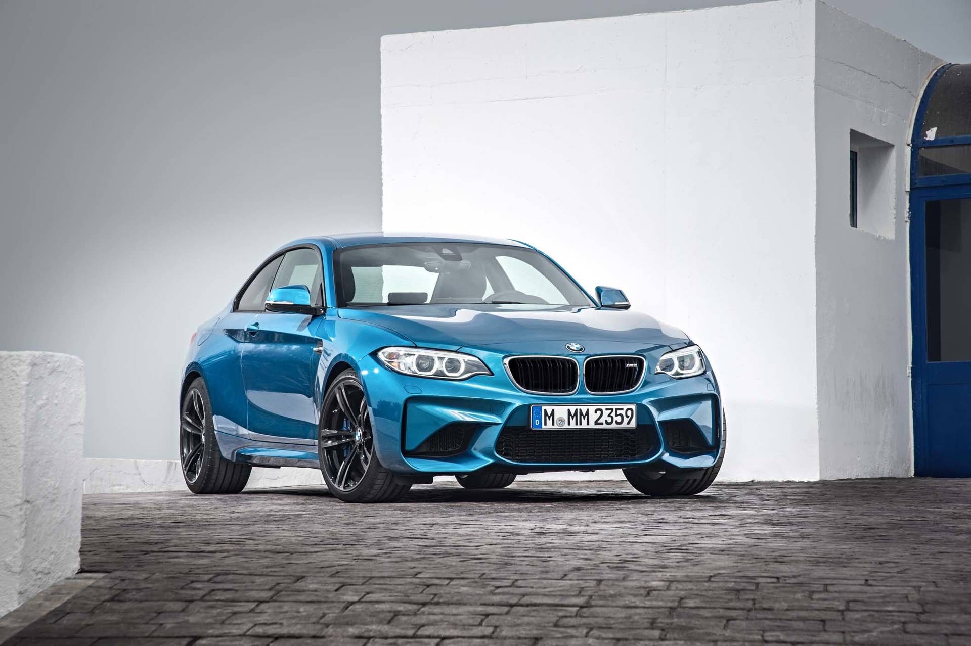 2016 BMW M2 static front three-quarter