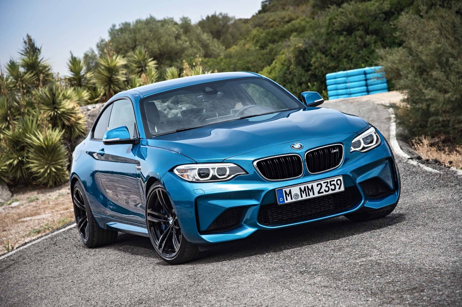2016 BMW M2 front three-quarter view