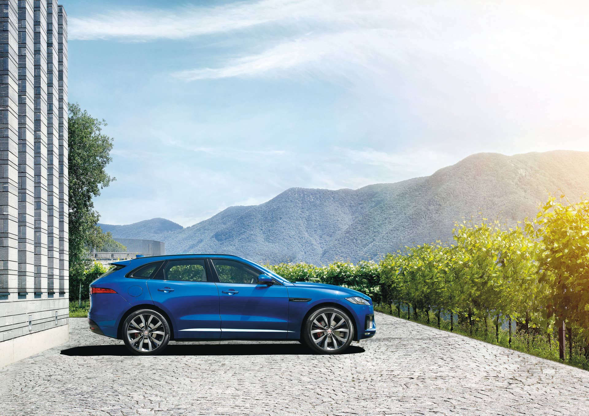 profile f-pace jaguar mountains side cuv
