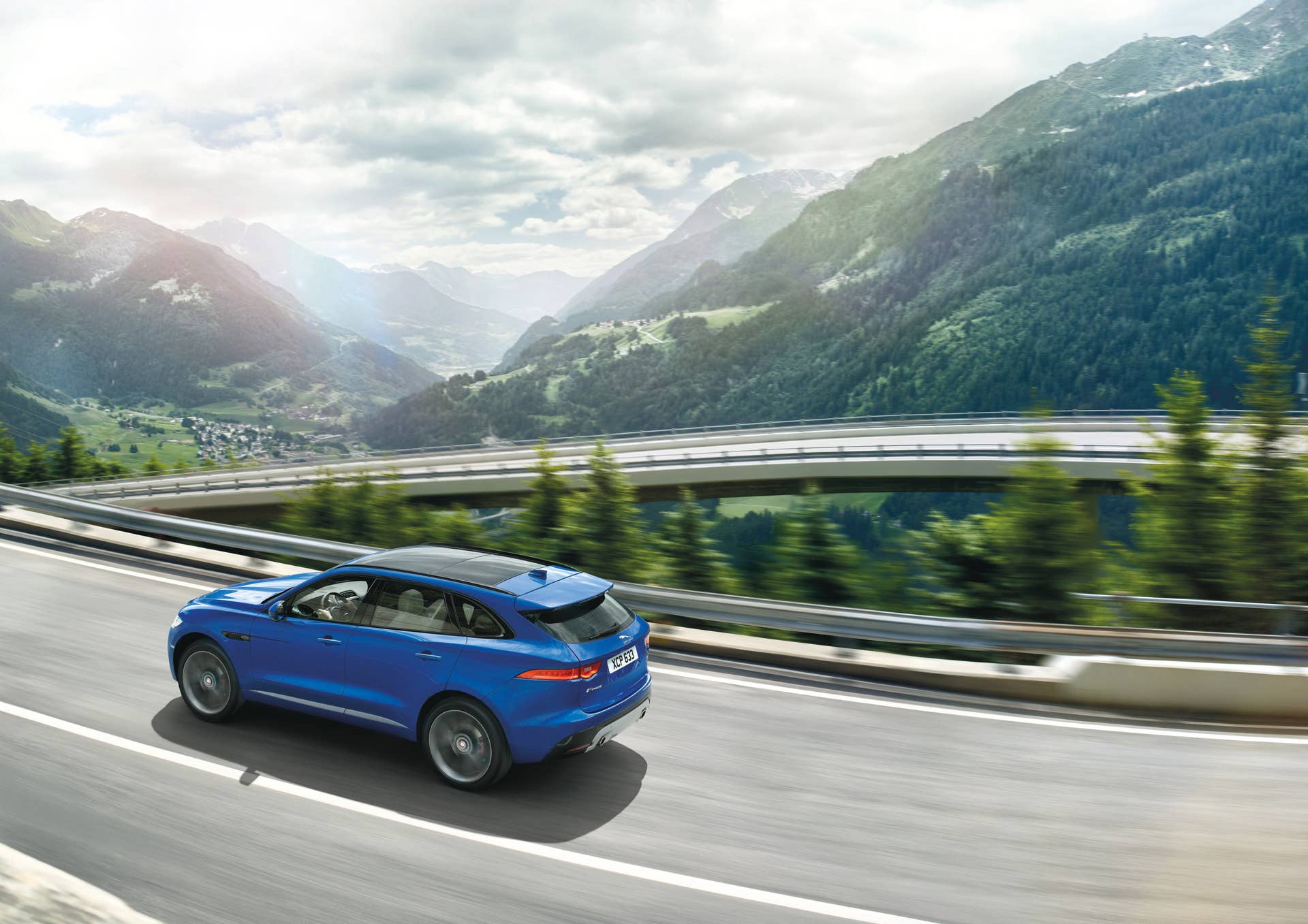 f-pace profile mountain road jaguar frankfurt