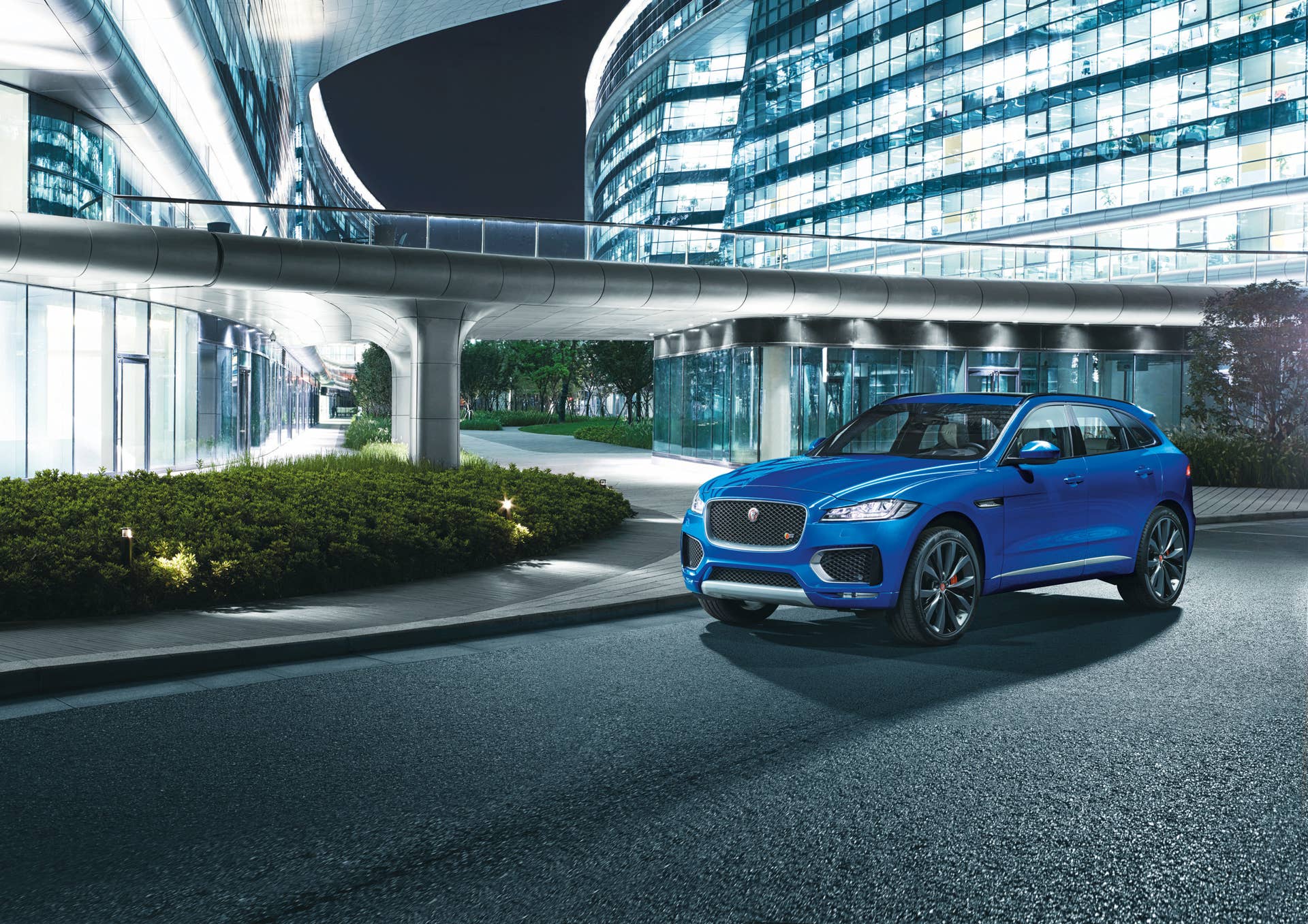 f-pace city jaguar bridge parked cuv frankfurt