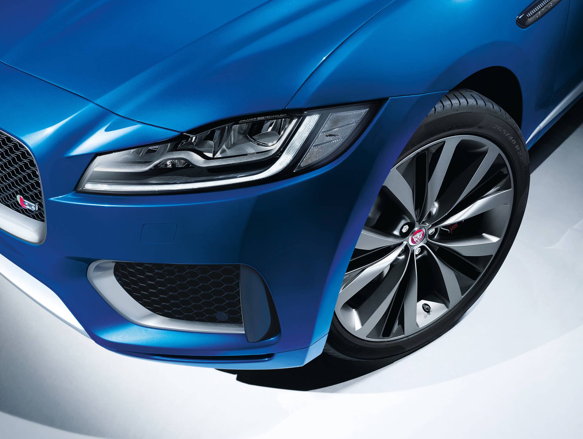 f-pace jaguar headlight cuv wheel detail