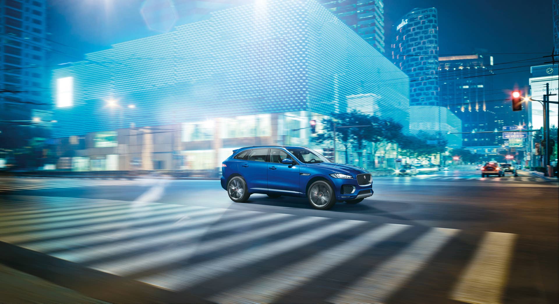 crossover jaguar city blue light f-pace