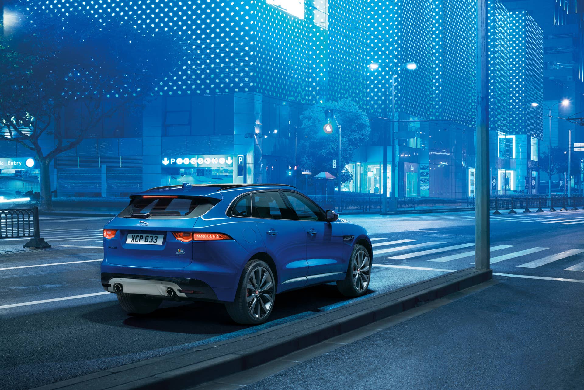 f-pace jaguar cuv rear taillights exhausts