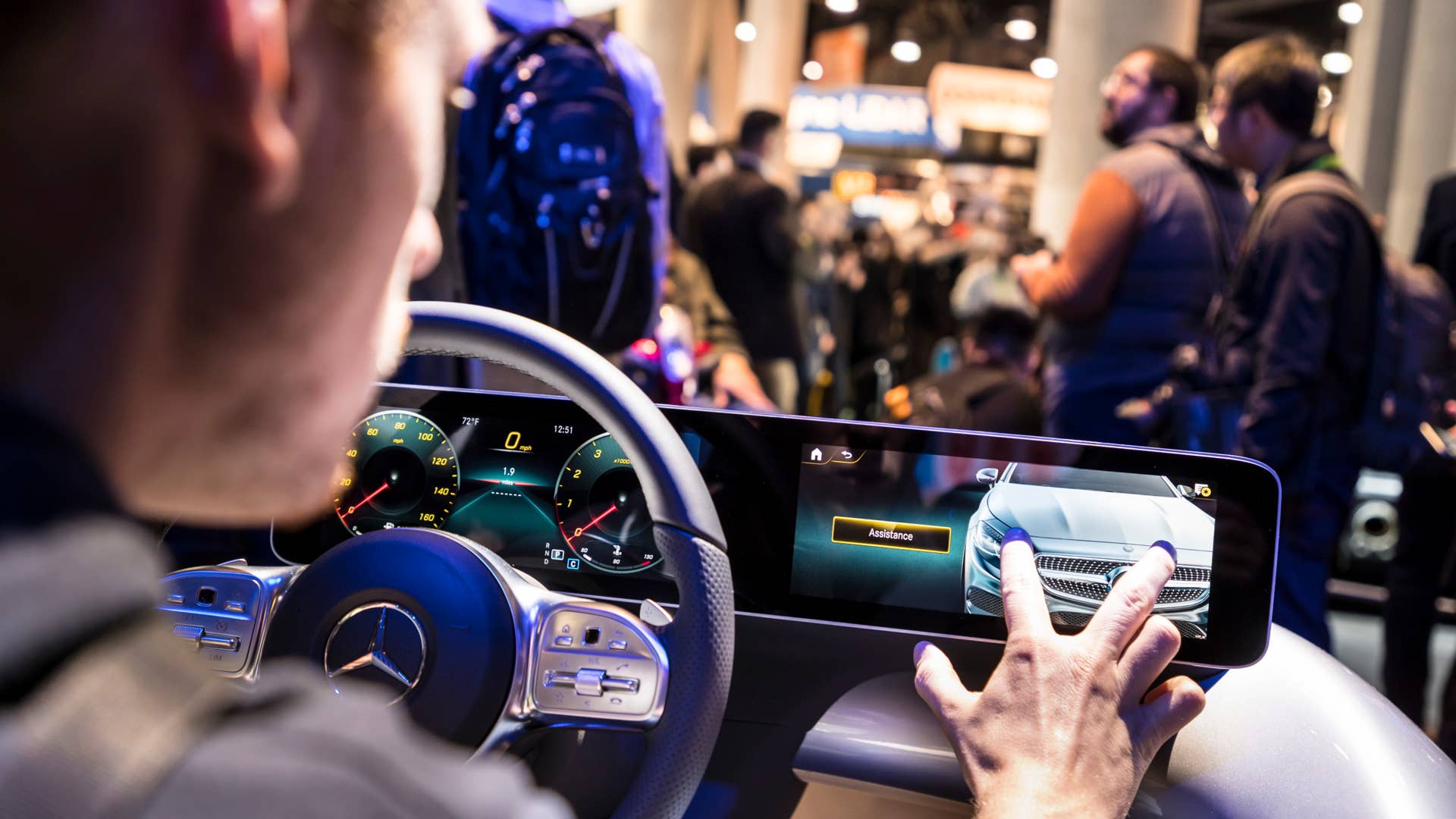 Mercedes-Benz auf der Consumer Electronics Show (CES) in Las Vegas: Weltpremiere des intuitiven und lernfähigen Multimediasystems MBUX â Mercedes-Benz User Experience, das 2018 in der neuen AâKlasse in Serie geht. Mit innovativer Technologie basierend auf künstlicher Intelligenz und einem intuitiven Bedienkonzept läutet MBUX damit eine neue Ãra beim Infotainment ein. Mercedes-Benz at the Consumer Electronics Show (CES) in Las Vegas: World premiere of the intuitive and intelligent multimedia system MBUX - Mercedes-Benz User Experience. It will enter series production in 2018 in the new AâClass. MBUX is heralding a new era of infotainment with innovative technology based on artificial intelligence and an intuitive operating concept.