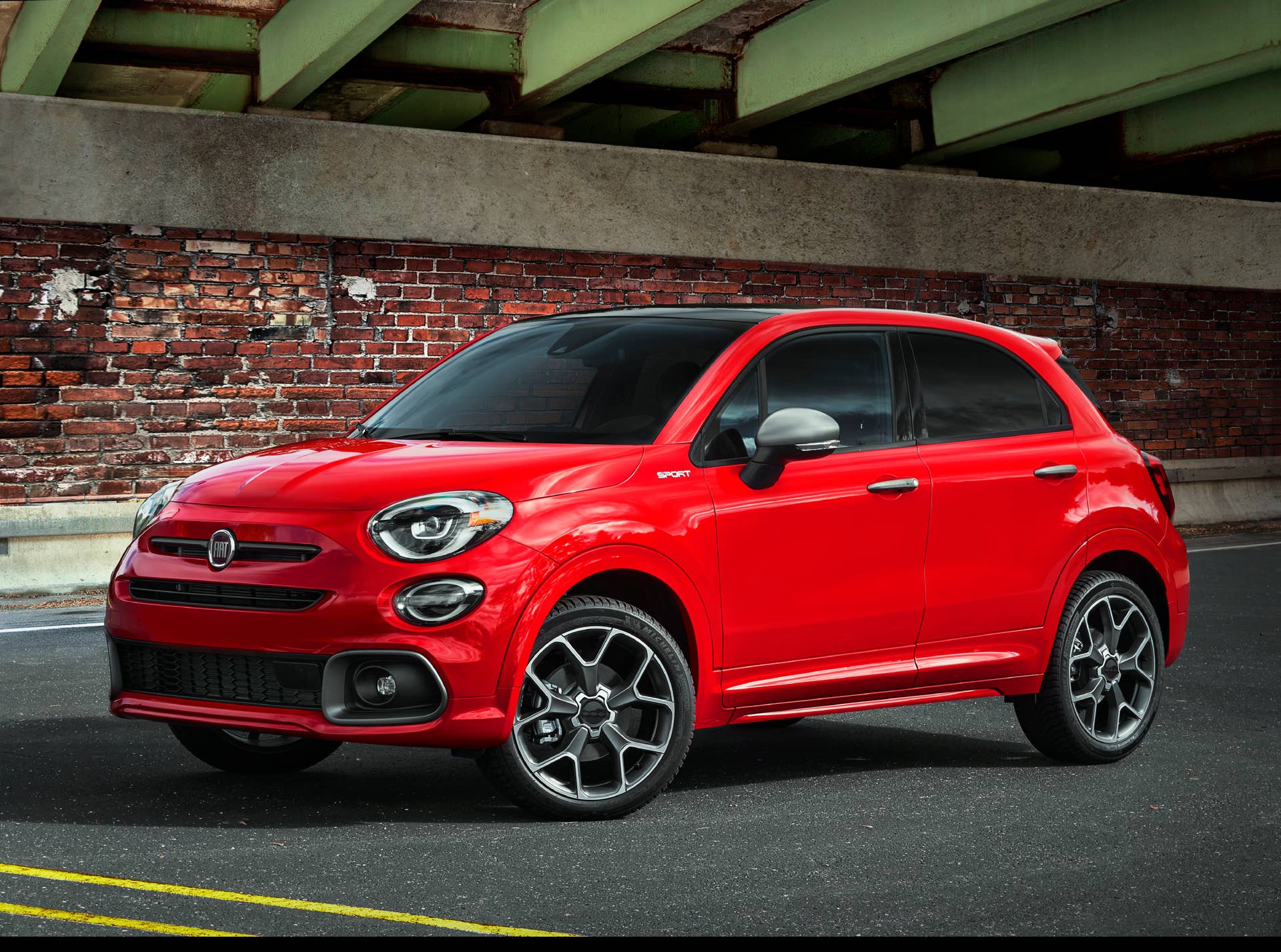 The 500X Sport comes to the U.S. after its European debut, bringing a new Rovente Red and wheel option, with badging and dark features altering its appearance.