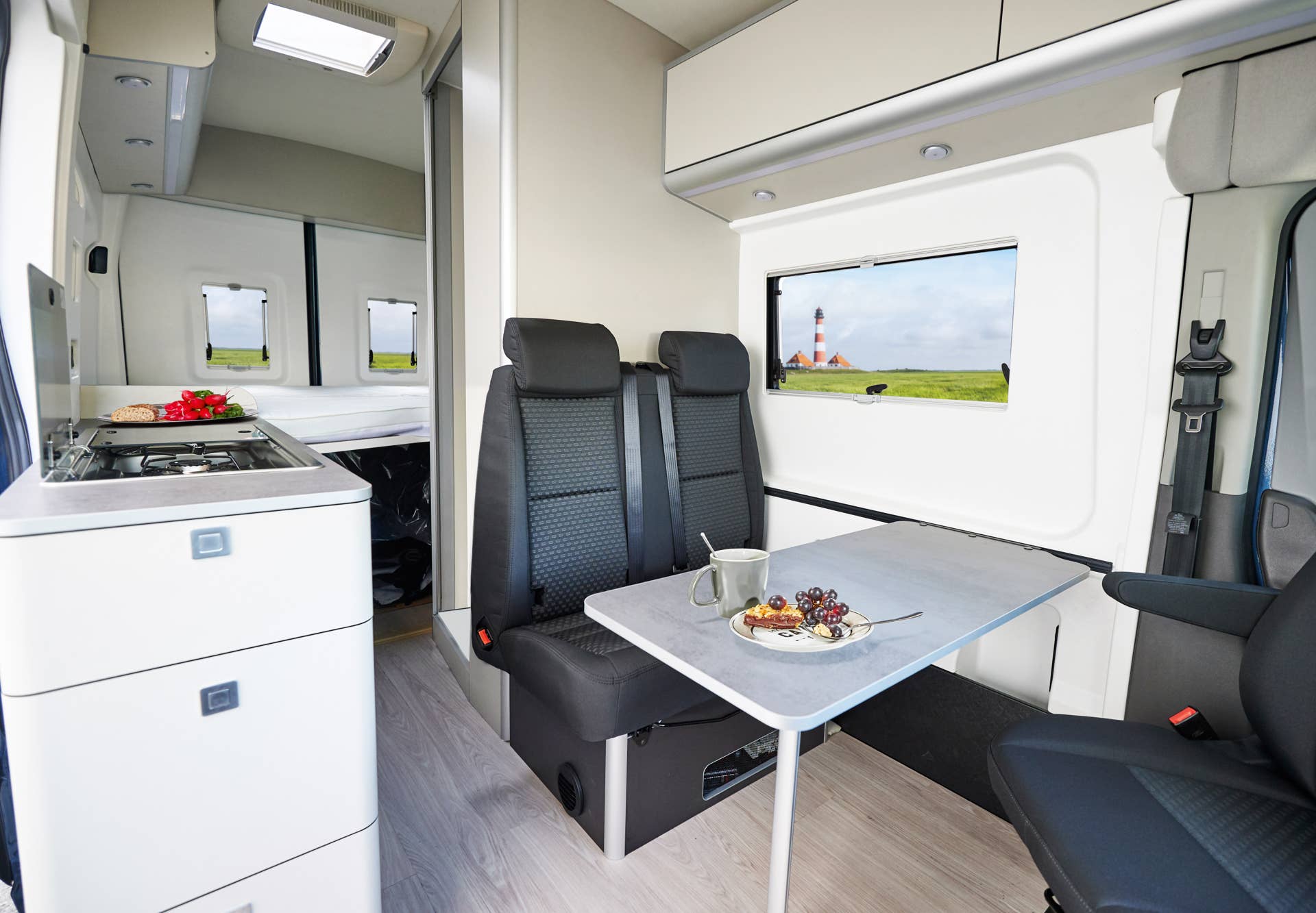 Big Nugget und Flexibus - Ford präsentiert zwei Weltpremieren auf dem Caravan Salon / Trotz der noch relativ kompakten Außenlänge von 5,98 Meter ist der Big Nugget mit seiner hohen Dachgalerie auf ein Innenraum-Volumen von ca. 13 Kubikmeter ausgelegt. Das Raumangebot wurde clever genutzt, wobei auch bei diesem Konzept die verschiedenen Zonen im Fahrzeug klar definiert sind: ein abgeschlossener Bad-Bereich, eine Halb-Dinette in der Mitte des Fahrzeuges, eine Küchenzeile auf der Beifahrerseite und ein großzügiges Querbett im Heck, das zu den größten seiner Klasse gehört. Die Verwendung dieses Bildes ist für redaktionelle Zwecke honorarfrei. Veröffentlichung bitte unter Quellenangabe: "obs/Ford-Werke GmbH/Ford / Westfalia"
