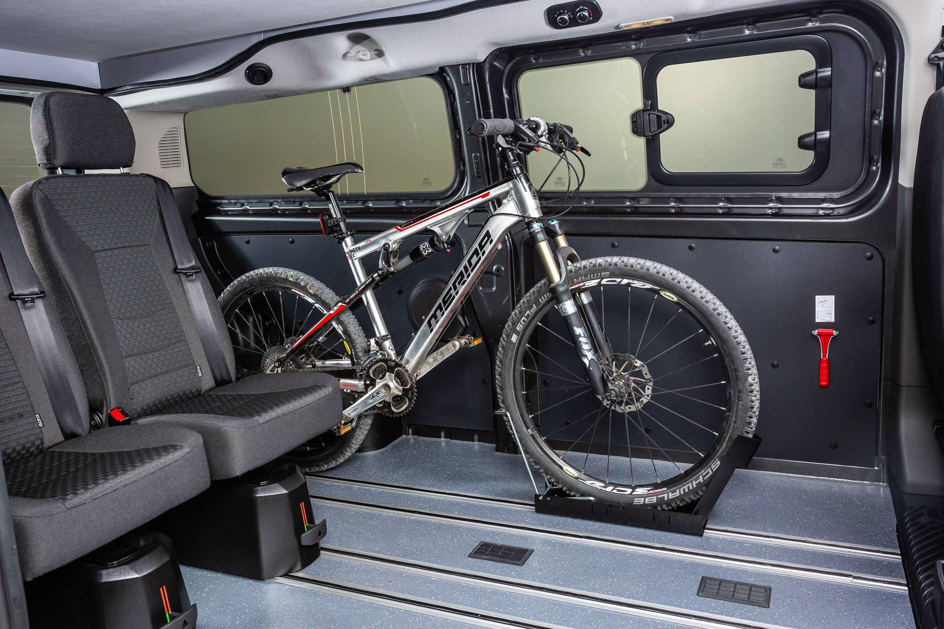 Big Nugget und Flexibus - Ford präsentiert zwei Weltpremieren auf dem Caravan Salon / Ausgangspunkt der Innenraum-Entwicklung des neuen Ford Flexibus war erneut der bewährte Sortimo-Multi-Funktionsboden, der wahlweise mit komfortablem Teppich- oder robustem Kunststoff-Bodenbelag geordert werden kann. Das jeweils in den Boden eingelassene Schienensystem ermöglicht eine ebenso sichere wie hochflexible Gestaltung des Innenraums mit einem breiten Angebot an Sitz- und Ausstattungsoptionen. Ob als günstiger Camper mit bis zu vier Schlafplätzen, als vielseitiger Transporter für Sportgeräte aller Art, als mobiles Büro oder als frei konfigurierbarer Mannschaftsbus: der Flexibus lässt sich den aktuellen Bedürfnissen und Anforderungen der Situation perfekt anpassen. Die Verwendung dieses Bildes ist für redaktionelle Zwecke honorarfrei. Veröffentlichung bitte unter Quellenangabe: "obs/Ford-Werke GmbH/Ford /Sortimo"