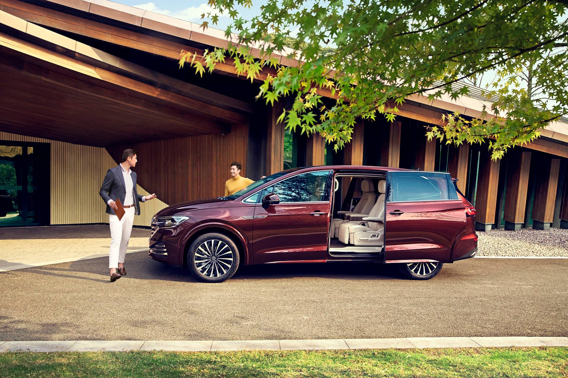 The VW Viloran is, in conjuction with Chinese automaker SAIC, VW's first move into the premium minivan space to challenge the Buick LM8 and Lexus competitors.