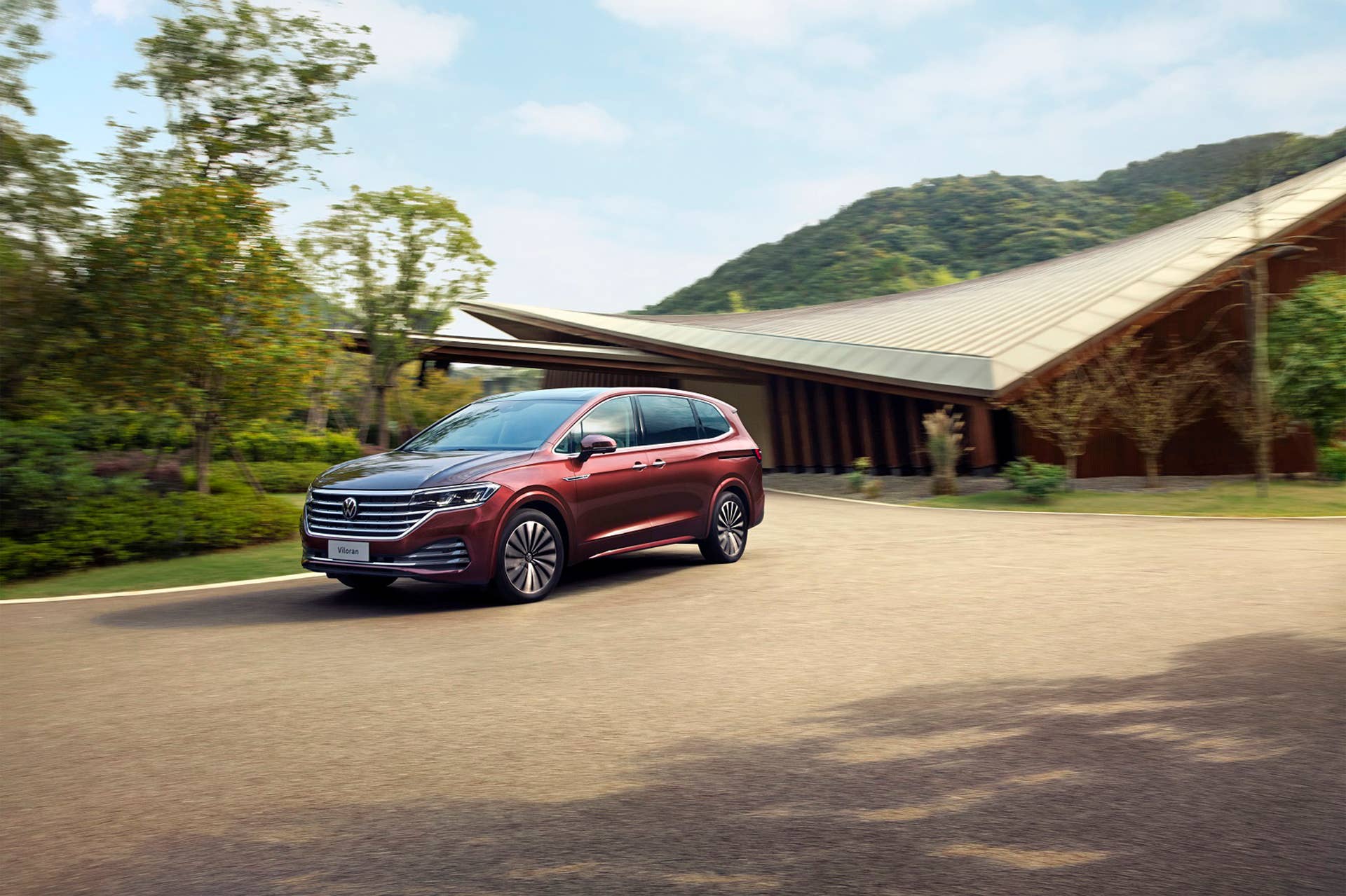 The VW Viloran is, in conjuction with Chinese automaker SAIC, VW's first move into the premium minivan space to challenge the Buick LM8 and Lexus competitors.