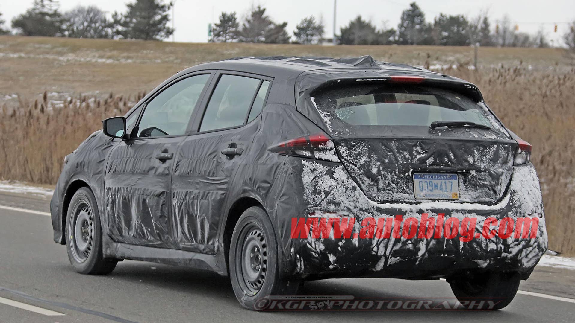 2018 nissan leaf spy photo rear road