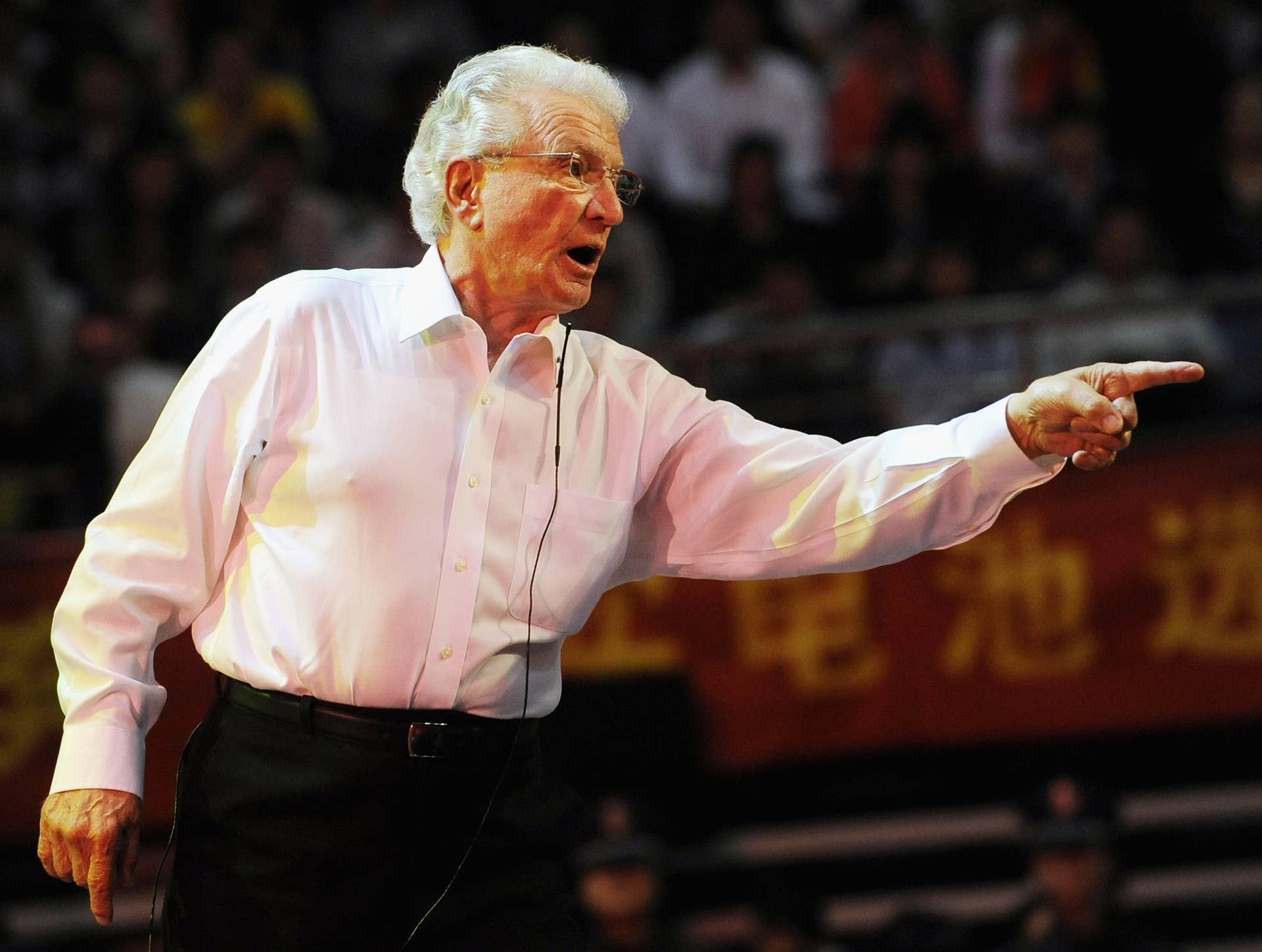 HANGZHOU, CHINA - APRIL 19: (CHINA OUT) American Salesman and best selling author Joe Girard gives lecture to the audience on April 19, 2009 in Hangzhou of Zhejiang Province, China. (Photo by Liang Zhen/VCG via Getty Images)