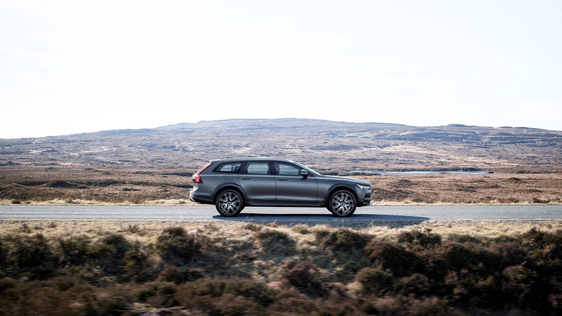 2017 Volvo V90 Cross Country Side Exterior