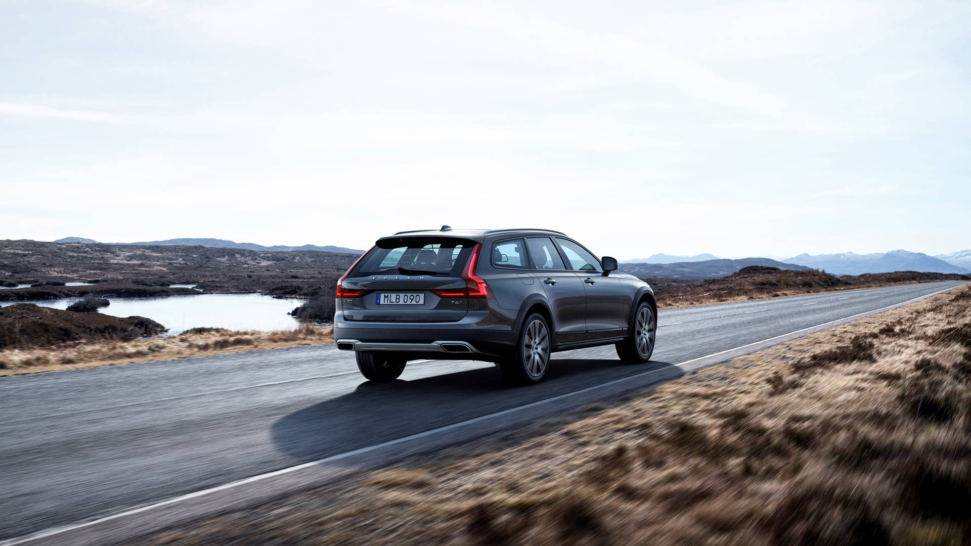 2017 Volvo V90 Cross Country Three Quarter Exterior Rear