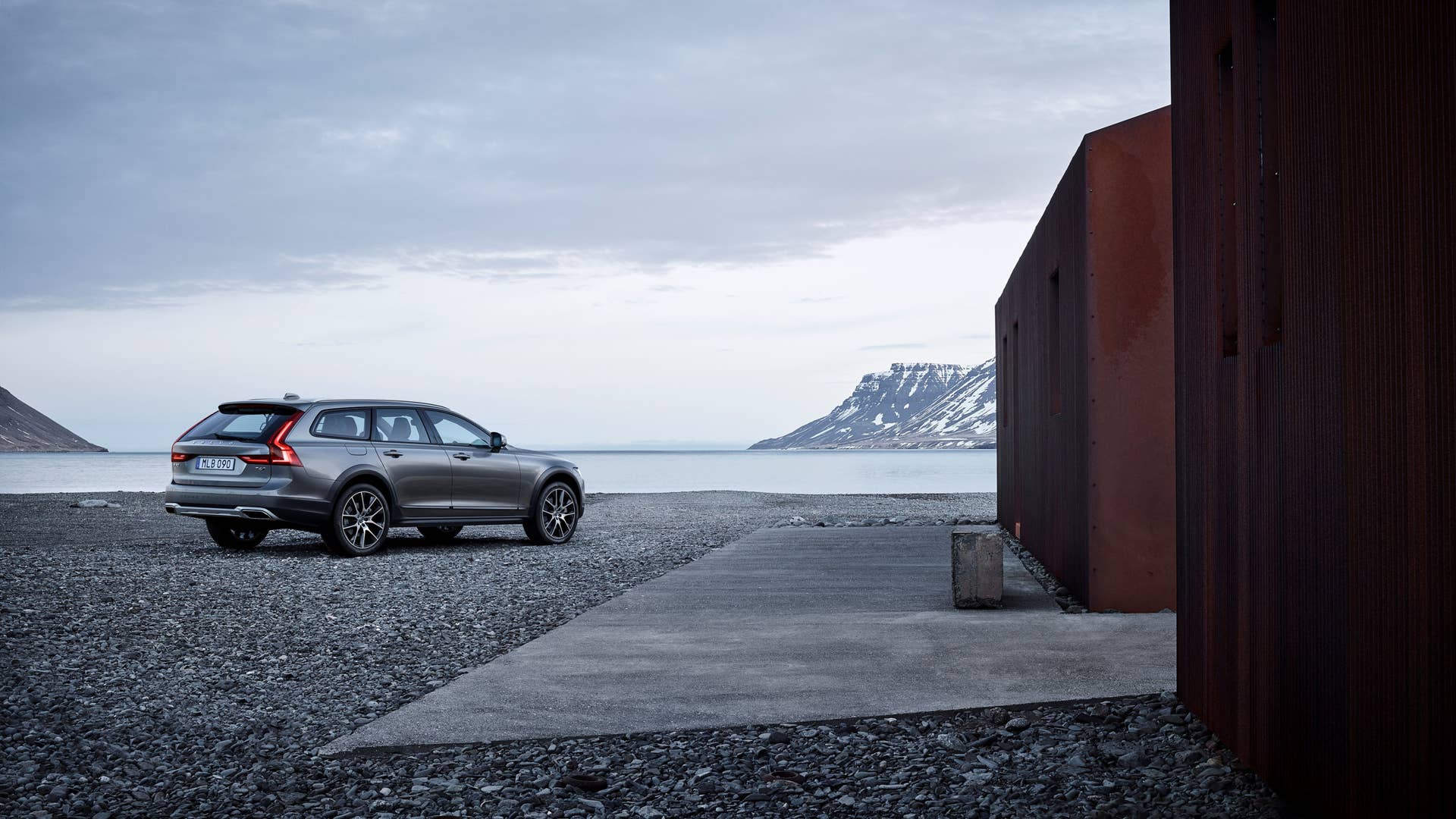 2017 Volvo V90 Cross Country Three Quarter Rear Exterior