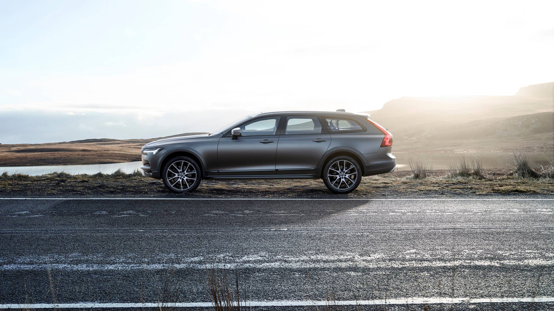 2017 Volvo V90 Cross Country Side Exterior
