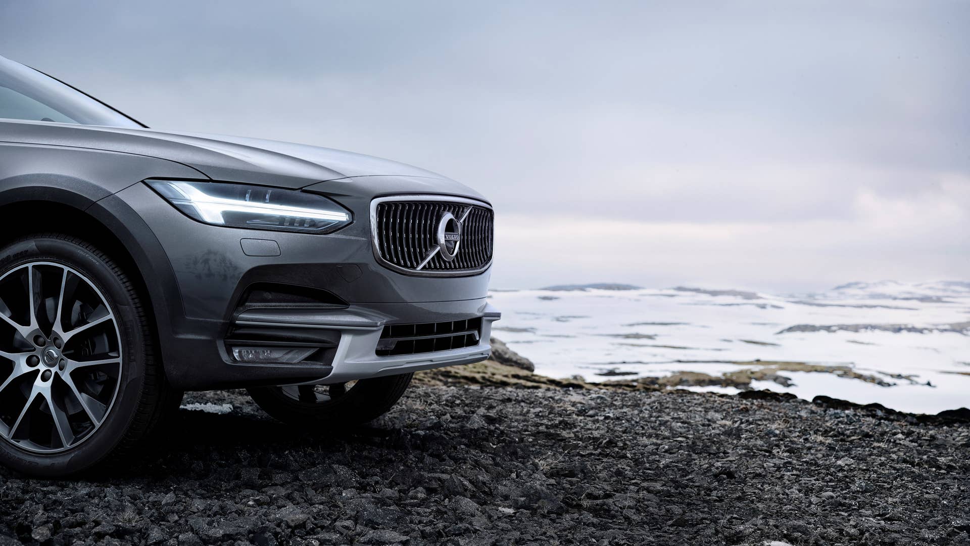 2017 Volvo V90 Cross Country Front End Close Up Exterior