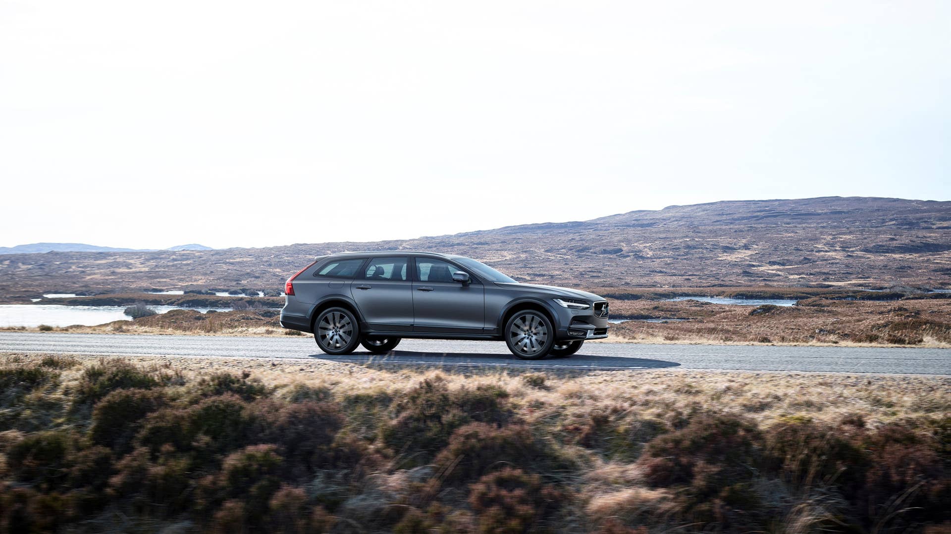 2017 Volvo V90 Cross Country Side Exterior