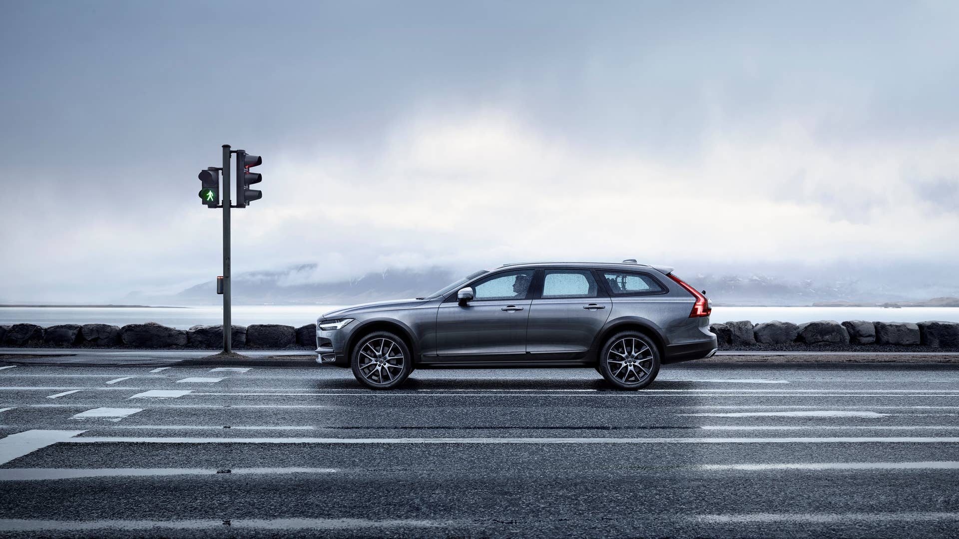 2017 Volvo V90 Cross Country Side Exterior