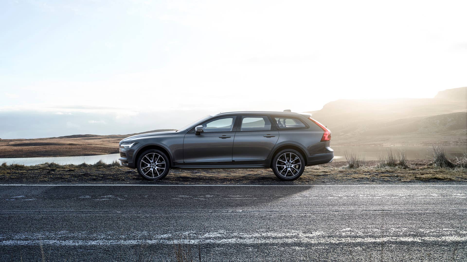 2017 Volvo V90 Cross Country Side Exterior