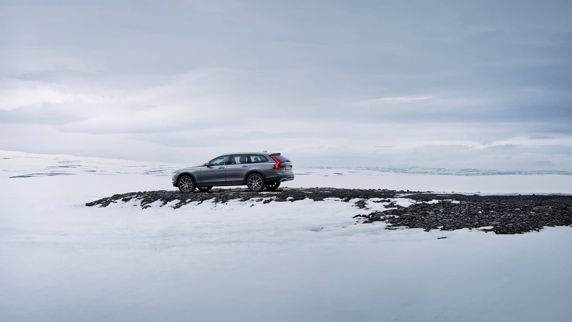 2017 Volvo V90 Cross Country Side Exterior