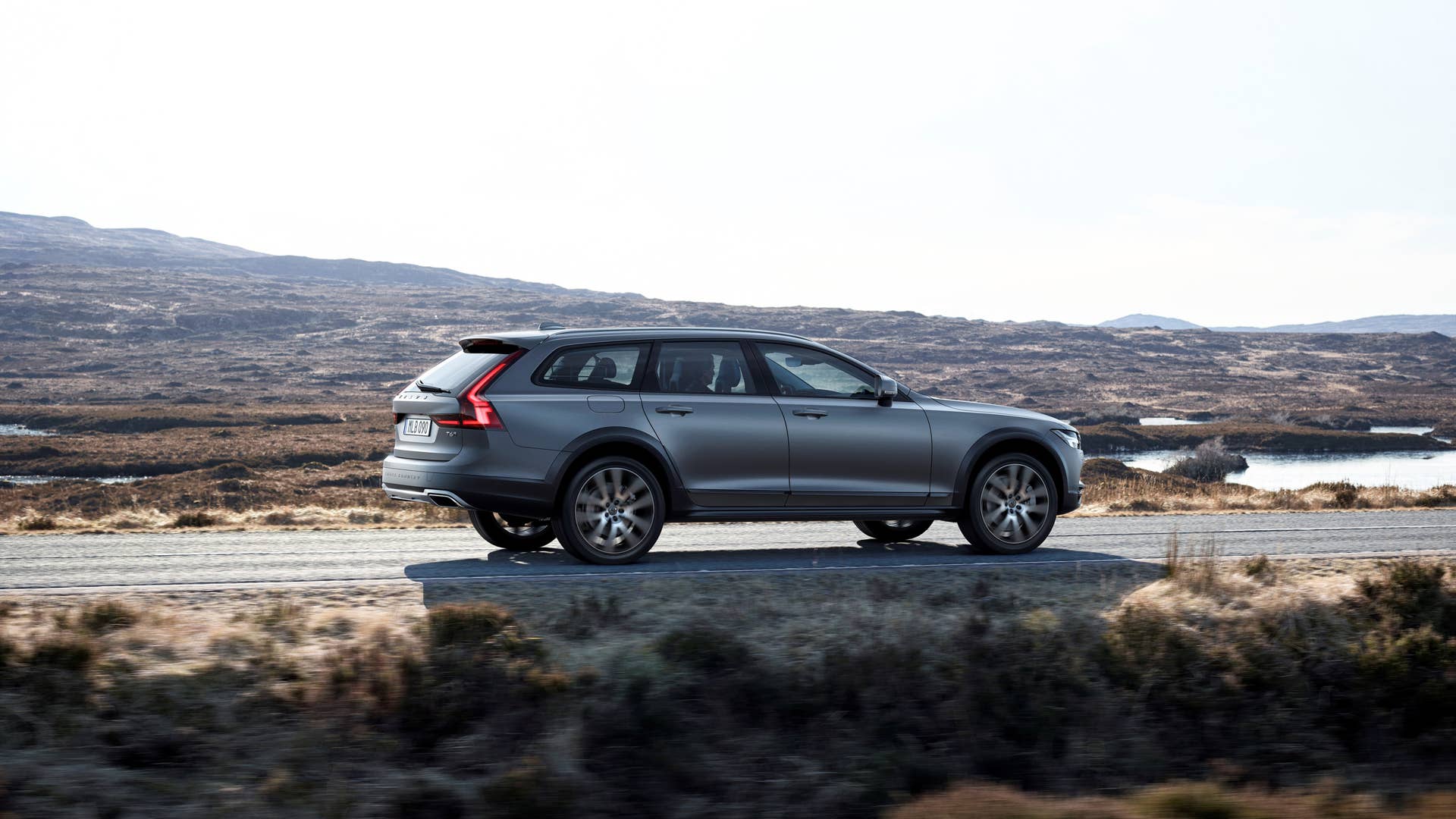 2017 Volvo V90 Cross Country Side Exterior