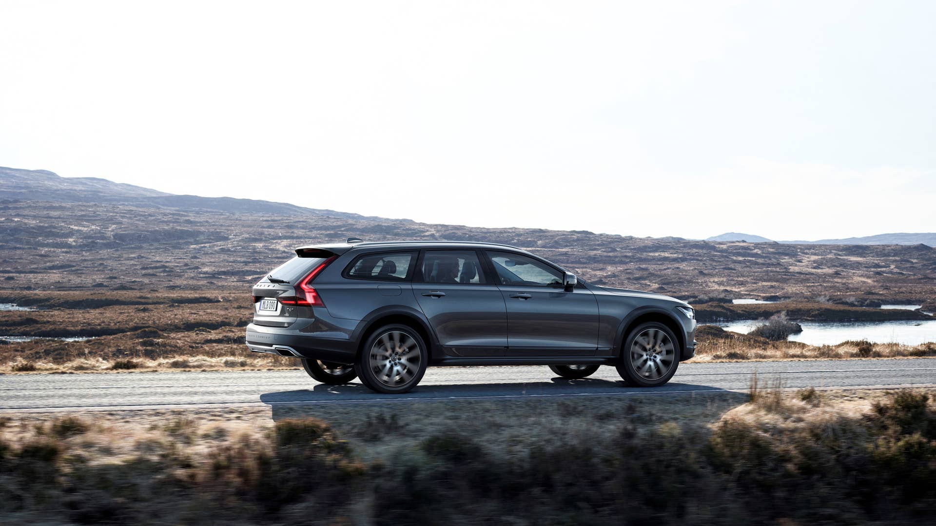 2017 Volvo V90 Cross Country Three Quarter Side Exterior