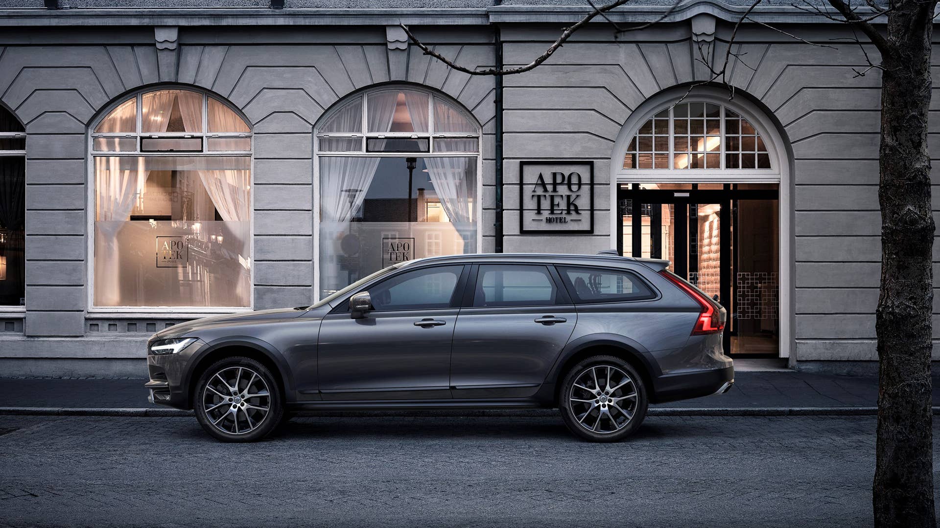 2017 Volvo V90 Cross Country Side Exterior