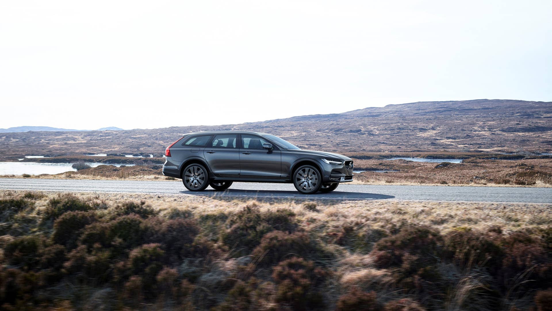 2017 Volvo V90 Cross Country Side Exterior