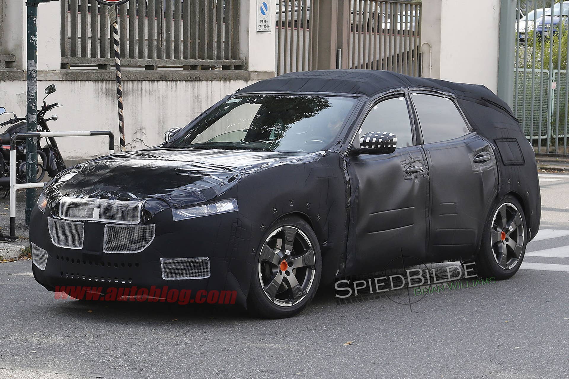 Spy-Shots of Cars This image has been optimized for a calibrated screen with a Gamma of 2.2 and a colour temperature of 6500�K