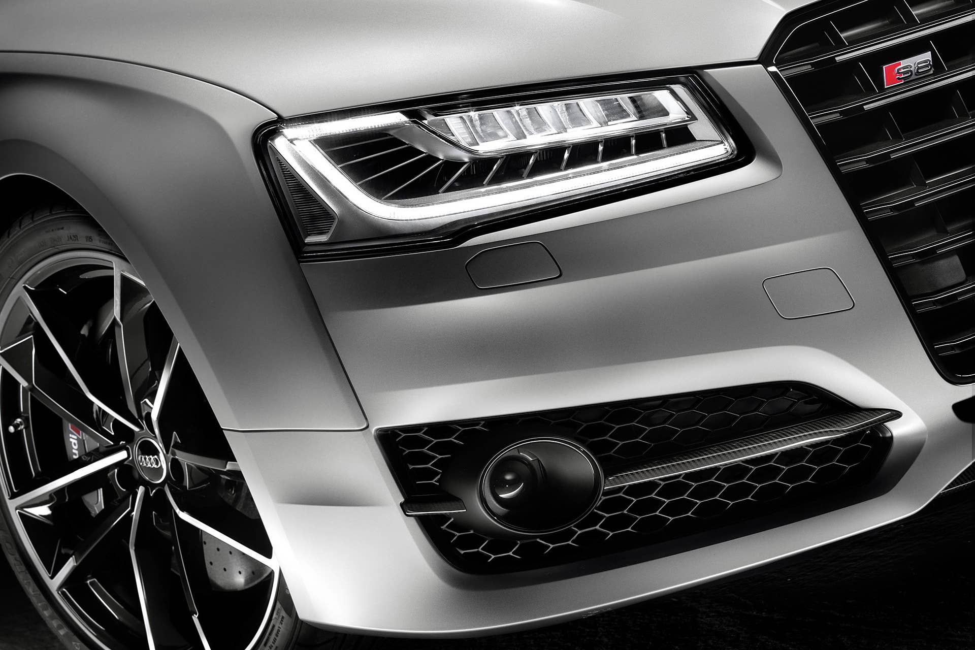 2016 Audi S8 Plus front fender
