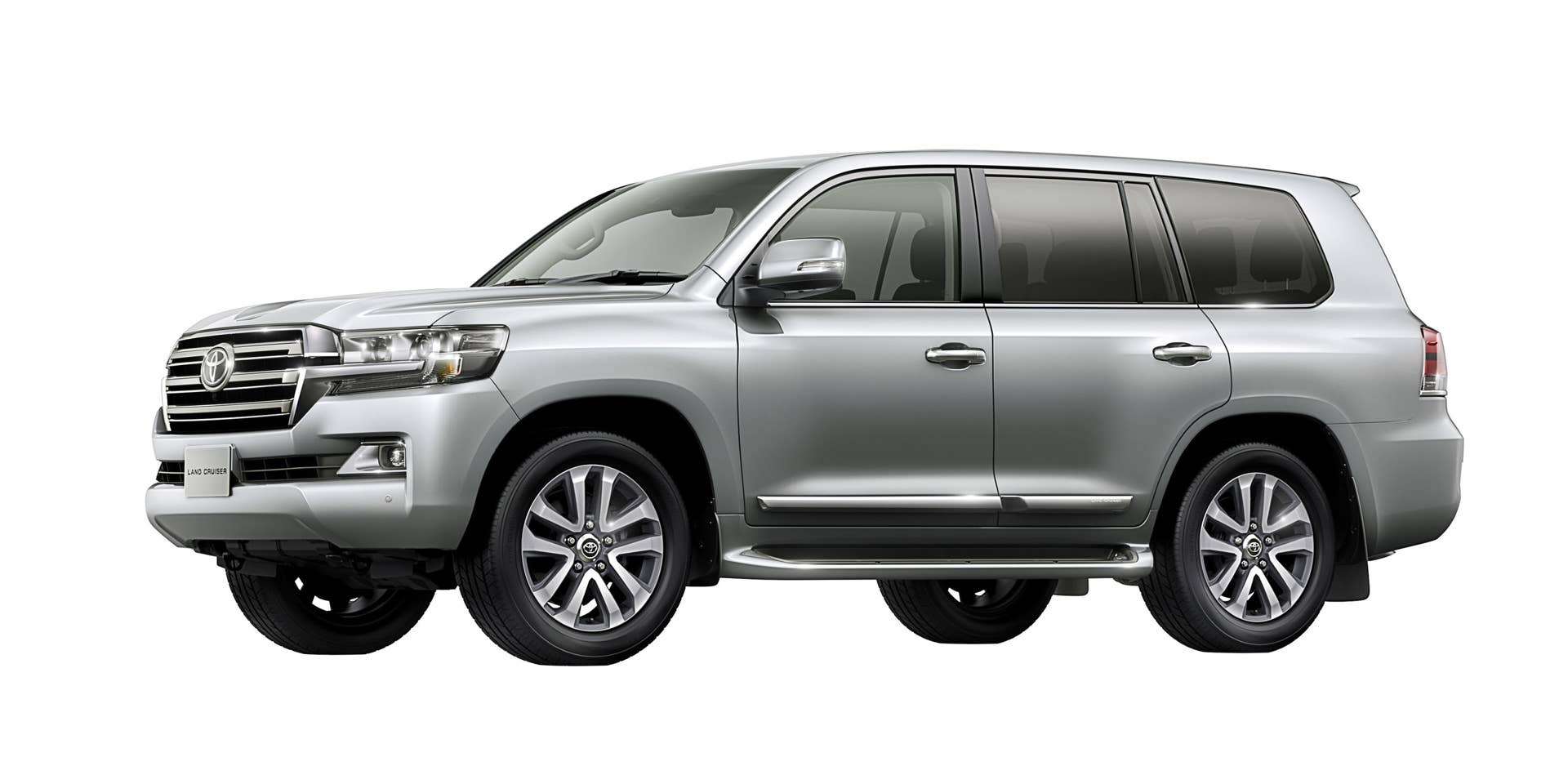 2016 Toyota Land Cruiser front 3/4 silver