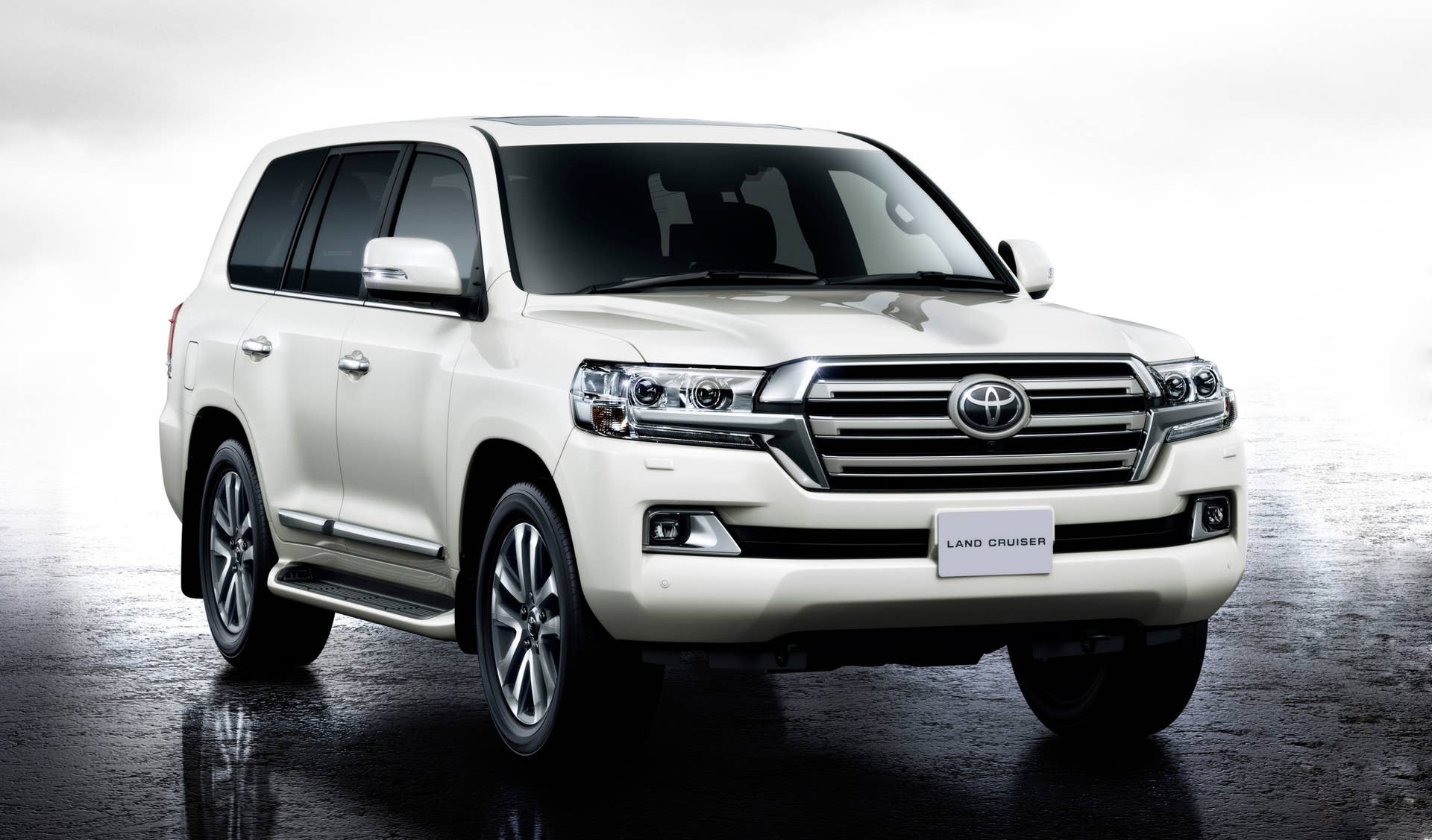 2016 Toyota Land Cruiser 200 front 3/4 white