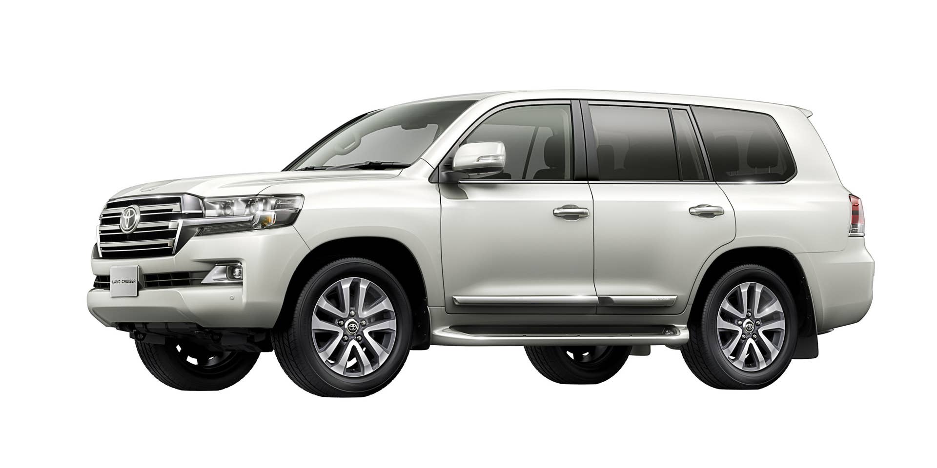 2016 Toyota Land Cruiser front 3/4 white