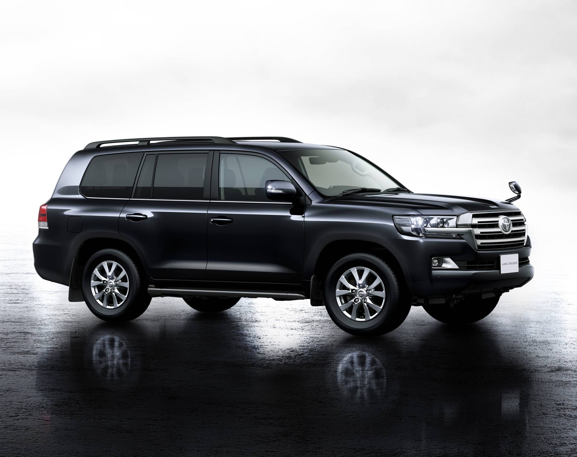 2016 Toyota Land Cruiser 200 side front 3/4