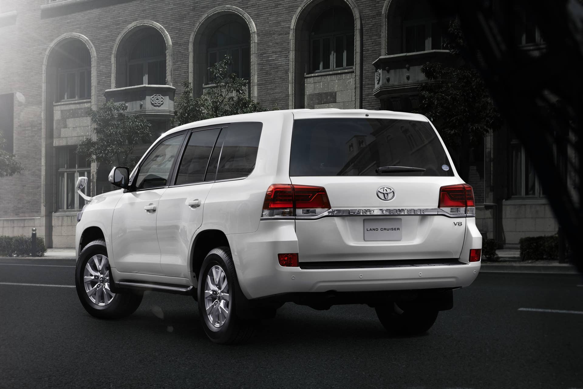 2016 Toyota Land Cruiser 200 rear 3/4 white