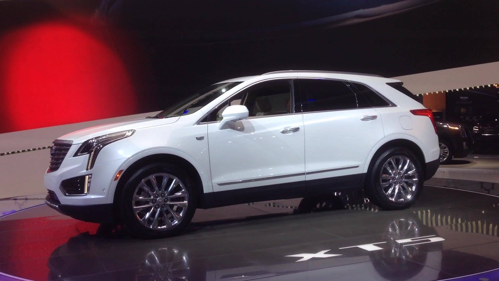 Greg Migliore explains the features of the 2017 Cadillac XT5.