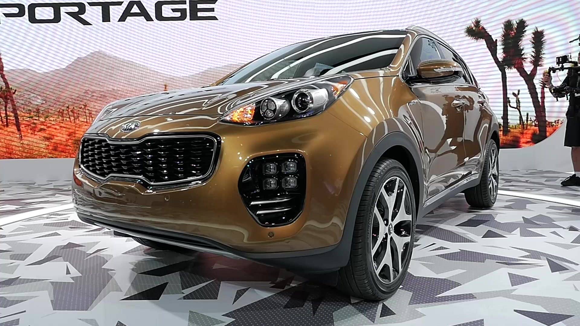 Autoblog brings you views of the 2017 Kia Sportage from every angle at the 2015 Los Angeles Auto Show.