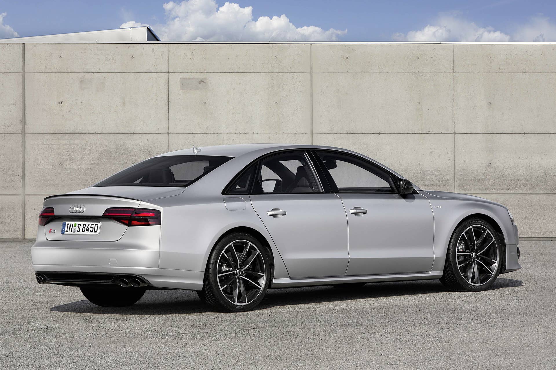 2016 Audi S8 Plus rear 3/4 view