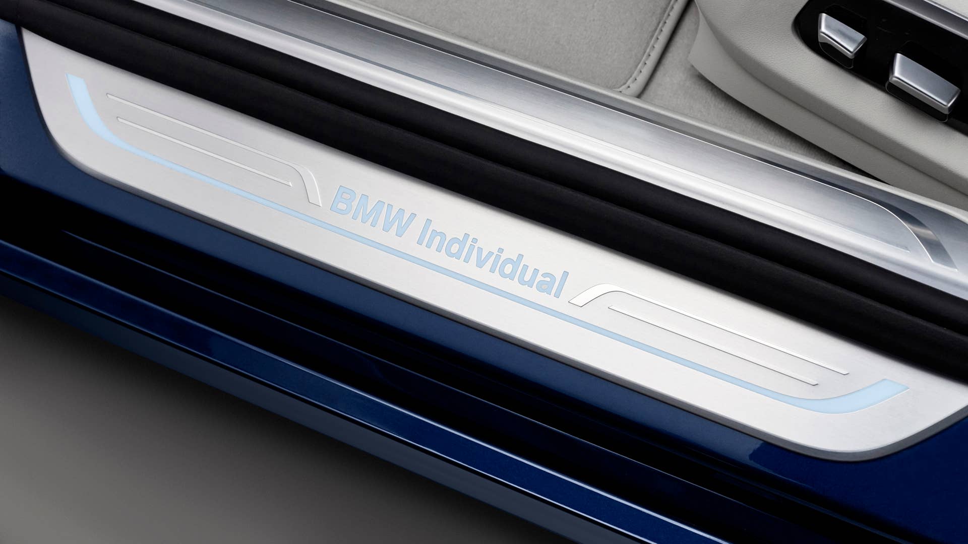 BMW M760i xDrive The Next 100 Years Edition treadplate